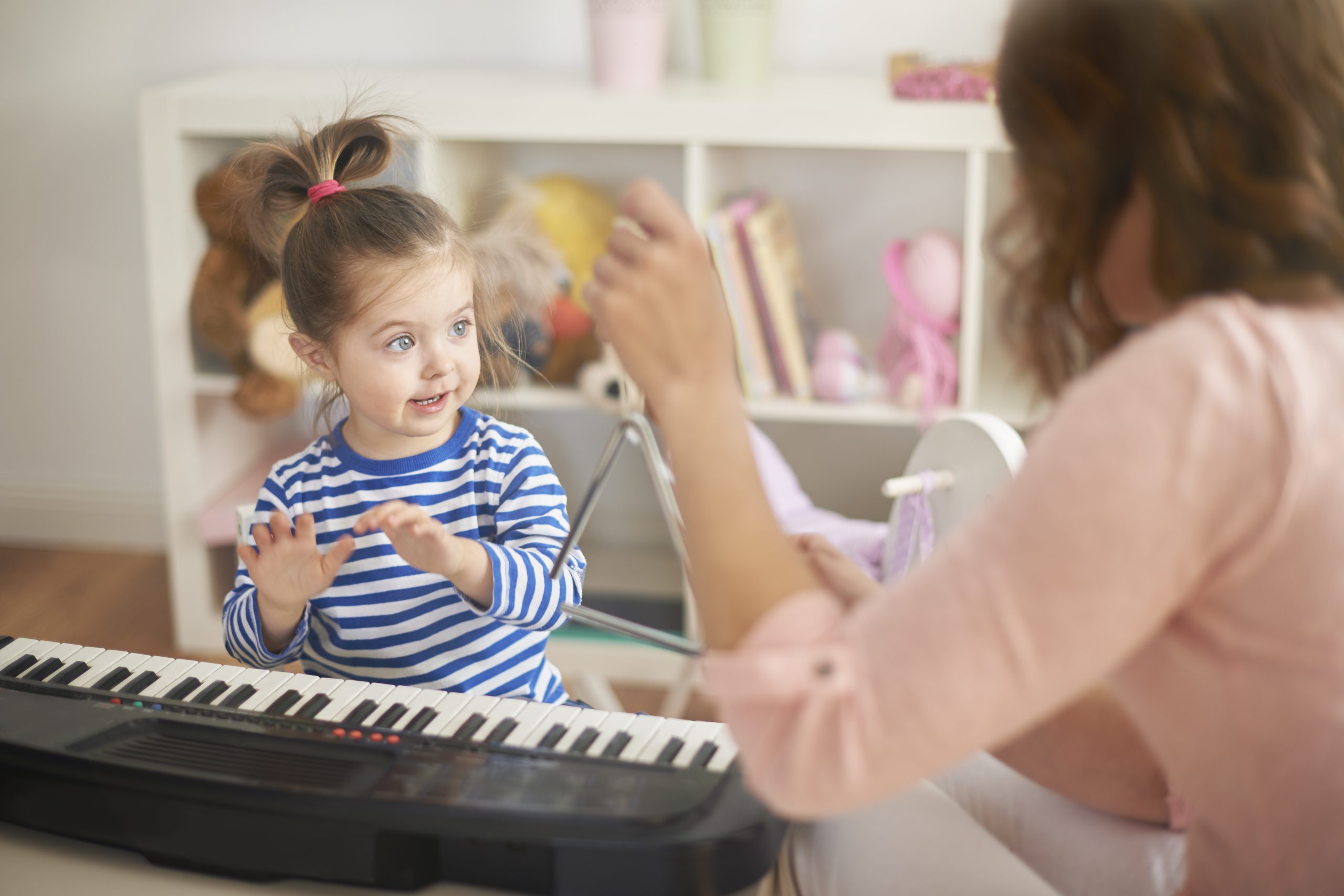 چگونه به کودک خود انگیزه بدهیم که پیانو تمرین کند؟